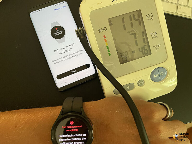 Man sieht die Blutdruckmessung mit der Samsung Galaxy Watch 5 Pro.